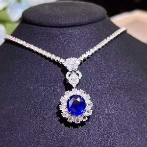 Magnífico Anillo de Zafiro Azul Real Natural de Sri Lanka de 3.64ct con Engaste de Oro de 18K Adornado con 41 Diamantes Blancos Brillantes - Product Image 3