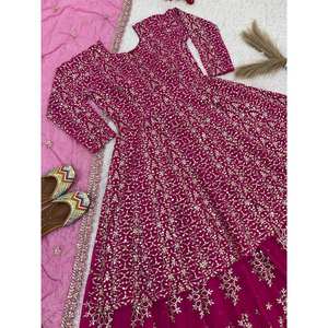 Ropa de Diseñador India y Pakistaní, Elegante Conjunto de Fiesta, Top, Pantalón y Dupatta - Product Image 2