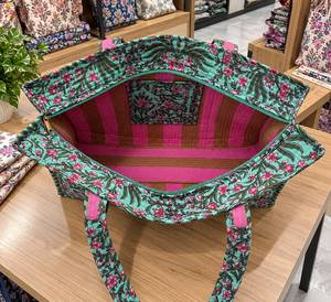 กระเป๋าโท้ทผ้าแคนวาสลายดอกไม้สีเขียวสไตล์โบฮีเมียนสำหรับผู้หญิง น้ำหนักเบา ขนาดใหญ่ มีซิป สะพายไหล่หรือถือได้ - Product Image 3