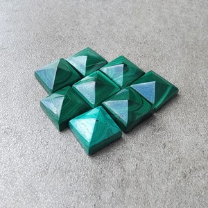 Cabujón de Malaquita Natural en Forma de Pirámide Cuadrada, Piedra Preciosa Calibrada con Reverso Plano, para Joyería - Product Image 2