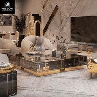 La table basse en verre miroir au design unique, associée à un ensemble de table basse en marbre noble, dégage un style luxueux et moderne.