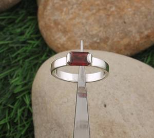 แหวนเงินแท้ 925 ประดับพลอยโกเมนสีแดงทรงเรียบง่าย สไตล์มินิมอล เหมาะสำหรับงานแต่งงาน งานปาร์ตี้ ทำด้วยมือ คลาสสิก โบโฮ สวยงาม โดดเด่น - Product Image 1