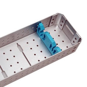 Bandeja de instrumentos de aleación de aluminio Ametrine Surgical AS-786 con clips azules para esterilización en cirugía general, diseño perforado - Product Image 3