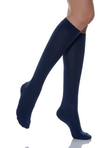 Chaussettes de compression blanches mi-hautes respirantes en tricot à pression graduée pour le sport, l'allaitement, le cyclisme et la course à pied - Product Image 3