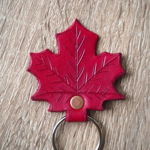 Accesorio de lectura premium al por mayor con diseño de hoja de arce en cuero artesanal para marcar páginas con estilo, en venta. - Product Image 2