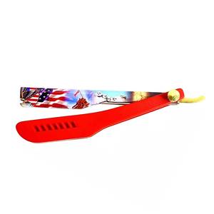 Navaja de acero inoxidable con diseño de bandera estadounidense, mango de plástico rojo y detalles dorados - Product Image 1