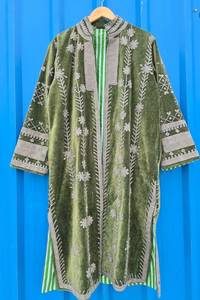 Manteau long en velours vert olive fait main sur mesure, avec des motifs floraux gris et des appliques géométriques sur le bord - Product Image 4