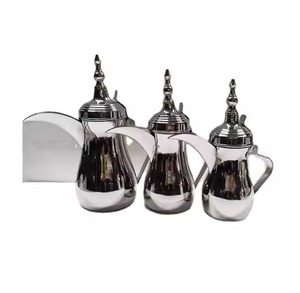 Cafetera árabe Dallah vintage de cobre martillado a mano con acabado rústico y cuerpo con bandas, para decoración de restaurantes y mercados tradicionales. - Product Image 6