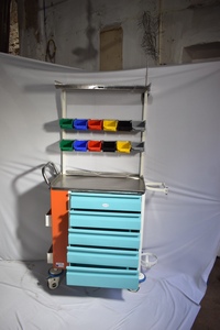 Chariot utilitaire d'hôpital avec bacs et tiroirs colorés, cadre orange, dessus en métal, roues, pour usage médical, provenance Inde - Product Image 3