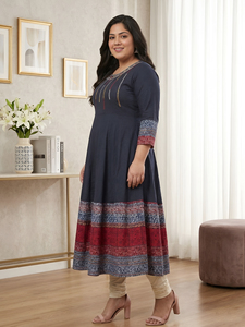 Anarkali Kurta en coton brodé bleu, taille plus, col rond, manches trois quarts, toucher doux, vêtements de cérémonie pour femmes - Product Image 3