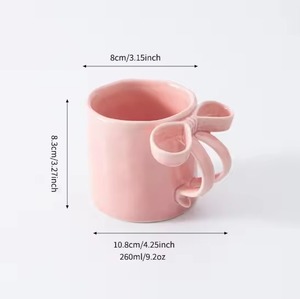 Jolie tasse à café en céramique avec de jolis nœuds colorés sur les poignées, parfaite pour les filles et les enfants. - Product Image 2