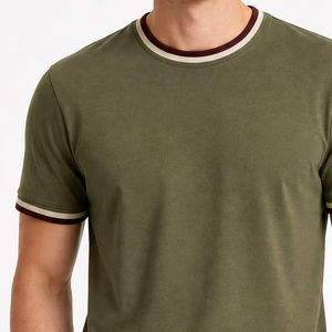 Camiseta clásica de cuello redondo en verde oliva, burdeos y beige con triple franja y cuello acanalado de manga corta. - Product Image 2