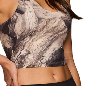 Soutien-gorge de sport pour femme à impression numérique par sublimation, conçu avec un tissu extensible flexible et offrant des performances athlétiques confortables - Product Image 6
