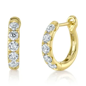 Boucles d'oreilles Huggie en or jaune 14 carats avec diamants naturels taille ronde 0,80 carat - Product Image 1