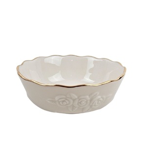 Elegante Tazón de Porcelana Festoneado Blanco con Borde Dorado de Lujo y Acento de Rosa en Relieve - Product Image 1