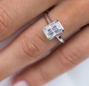 Anillo de Diamantes Radiantes Blancos con Bisel, Joyería de Plata para Mujer, Regalo de Cumpleaños, Diseño Moderno, Delicado, para Uso Diario, Estilo Moderno - Product Image 4