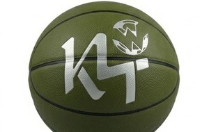 Ballon de basketball KLTW INT'L K4 Logo vert olive en cuir, taille 7, chambre à air en caoutchouc butyle, 580-650g, pour entraînement en salle - Product Image 3