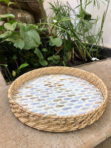 Plateau de service décoratif rond artisanal en nacre noire avec tressage en rotin et coquille de Capiz pour décoration de dessous-de-verre - Product Image 6