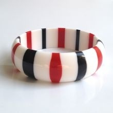 กำไลข้อมือเรซิ่นคุณภาพพรีเมียม ลายเส้นกลม สีแดง ดำ ขาว เครื่องประดับทันสมัย ผลิตด้วยเทคนิคการหล่อ - Product Image 1