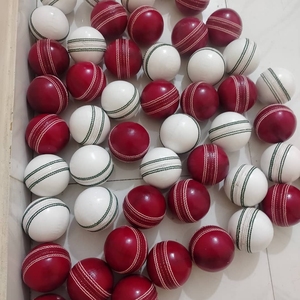 ลูกคริกเก็ตออกแบบตามสั่ง วัสดุหนัง โลโก้สั่งทำ สีสั่งทำ ขนาดสั่งทำ ผลิตในปากีสถาน รับประกันราคา - Product Image 3