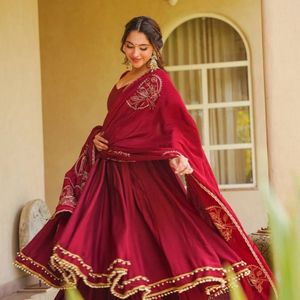 AARIKA TEXTILE Ensemble Anarkali en Soie Romaine de Créateur, avec Palazzo et Dupatta en Soie Chanderi Brodé, Coupe Ample Longueur Ras du Sol, pour Mariage Femme - Product Image 4