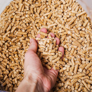 Granulés de bois de qualité supérieure à prix abordable, forme bâton, 8 mm, 7 % de cendres, 4500 J de calories, densité 600-800 kg/m³, humidité 5 %, longueur 10-50 mm - Product Image 1