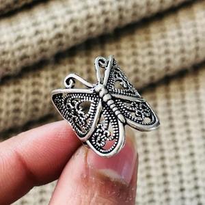 Anillo de latón con diseño de mariposa, estilo bohemio, plateado oxidado, filigrana tribal, insecto, vintage, naturaleza, joyería al por mayor para mujer, lo último en tendencia. - Product Image 2