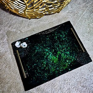 ถาดเสิร์ฟเรซิ่นสีเขียวมรกต: ถาดตกแต่งขนาดใหญ่พร้อมหูจับสีทอง - Product Image 1
