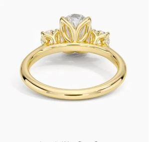 Bague de fiançailles pour femme avec diamant ovale et diamants princess sur les côtés, diamant de laboratoire classique - Product Image 5