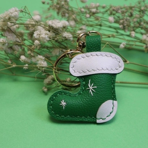 Porte-clés festifs en cuir en forme de chaussette de Noël avec broderie flocon de neige et fermoirs dorés pour offrir en cadeau lors des fêtes - Product Image 4