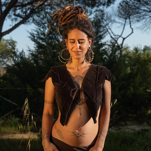 เสื้อกั๊กฮู้ดลายใบไม้พิกซี่ งานแฮนด์เมด สไตล์นางฟ้า สำหรับงานเทศกาล คอสเพลย์ และชุดที่ไม่เหมือนใคร - Product Image 1