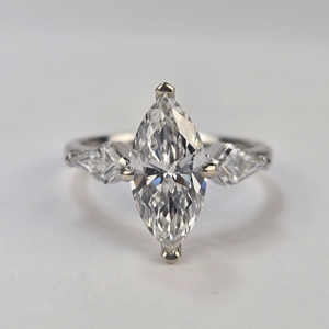 Anillo de Compromiso y Aniversario de Oro Amarillo de 14k con Diamante de Laboratorio de 1.5 CT, Corte Marquesa, Chapado en Rodio - Product Image 1