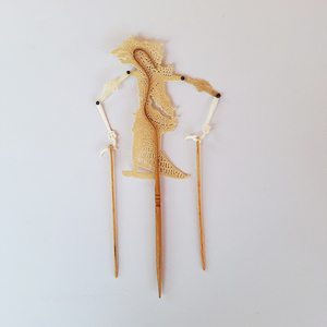 Marionnette de théâtre des ombres Wayang Kulit en cuir indonésien artisanale, représentant la déesse Kamaratih, décoration murale traditionnelle et ornement artisanal. - Product Image 1