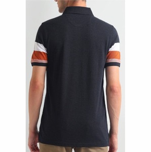 Polo de Manga Corta para Hombre, Color Azul Marino, con Bloques de Color en Rayas Blancas y Naranjas, Corte Regular, Diseño Casual de Punto - Product Image 2