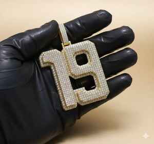 Colgante Personalizado con Letra y Número, Plata de Ley 925, Chapado en Oro de 18K, Moissanita VVS, Dije de Lujo Estilo Hip Hop, Diamante Dvars - Product Image 5