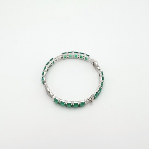 Bracelet élégant pour les occasions festives, accessoire de mode, bracelet en argent, bijou de créateur avec pierre verte, confortable à porter pour les occasions festives. - Product Image 5