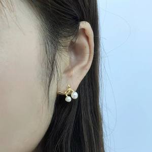 Boucles d'oreilles en perles d'eau douce naturelles de Zhuji, double C, tendance populaire, nouveau bijou à lettres, élégantes boucles d'oreilles en perles d'eau douce - Product Image 5