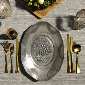 Plateau de service Offre Spéciale en métal brillant avec gaufrage géométrique adapté aux salles à manger modernes et aux réunions de vacances - Product Image 4