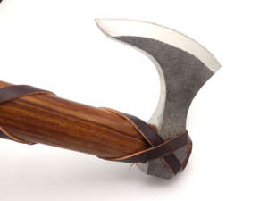 Hacha Tomahawk de Acero Inoxidable 1095 de Grado DIY con Mango de Madera Personalizable para Acampar al Aire Libre y Aplicaciones de Corte Industrial - Product Image 3