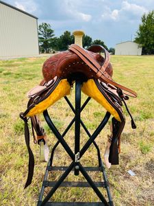 Silla de montar western para caballo, hecha a mano, de cuero genuino, tipo barril, con cincha ancha y duradera para equitación. - Product Image 6