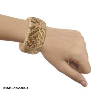 กำไลข้อมือทอมือ Tissé Virelle: ทำจากเส้นใยราฟเฟียธรรมชาติและฐานไม้ พร้อมดีไซน์ลายสานแบบดั้งเดิมที่โดดเด่น - Product Image 2