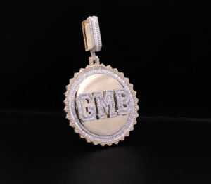 Colgante Personalizado de Aleación Chapada en Oro con Diseño de Hielo y Diamantes Esmerilados Estilo Hip Hop - Product Image 1