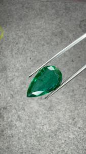 Émeraude naturelle de 5,68 carats, provenant de la mine de Zambie, de forme poire, vert intense, pierre précieuse, certifiée IGI, Jai Narayan Gems, bague de luxe - Product Image 3
