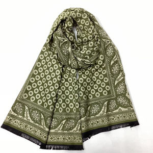 ผ้าคลุมไหล่ผู้หญิงขายส่ง เนื้อนุ่ม มีขอบ แต่งสีตามสั่ง พิมพ์ลาย ผ้าถักสำหรับฤดูหนาว ผ้าแคชเมียร์ ลูกไม้สีดำ บริการ OEM - Product Image 5