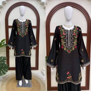 Salwar kameez negro bordado con trabajo de espejo, largo hasta el suelo, ropa tradicional india y pakistaní. - Product Image 2