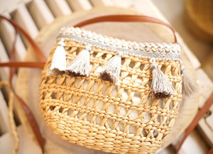 Sac fourre-tout cylindrique en paille de jacinthe d'eau durable |   Sac à main d'été artisanal tissé avec poignée robuste et motif imprimé pour usage en boutique - Product Image 4