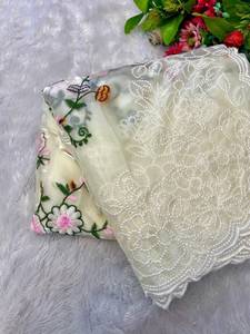 Ensemble de designer : Blouse en soie contrastante et Saree en soie brillante avec broderie lourde, motif Jaal, bordure coupée Arca - Product Image 6