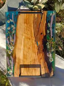 Plateau de service artisanal en époxy et bois avec motif floral, plateau à charcuterie personnalisé en bois d'olivier et résine avec fleurs sauvages - Product Image 2