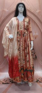 TENNECY Nouveau Ensemble Robe-Dupatta en soie chinon prête-à-porter, imprimée numériquement, avec broderies de fil doré et décorations de miroirs originales, pour tenue de soirée - Product Image 4