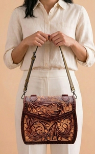Sac à bandoulière portable en cuir véritable fait main, style vintage, avec boucle à motif floral en relief, pour usage quotidien - Product Image 4